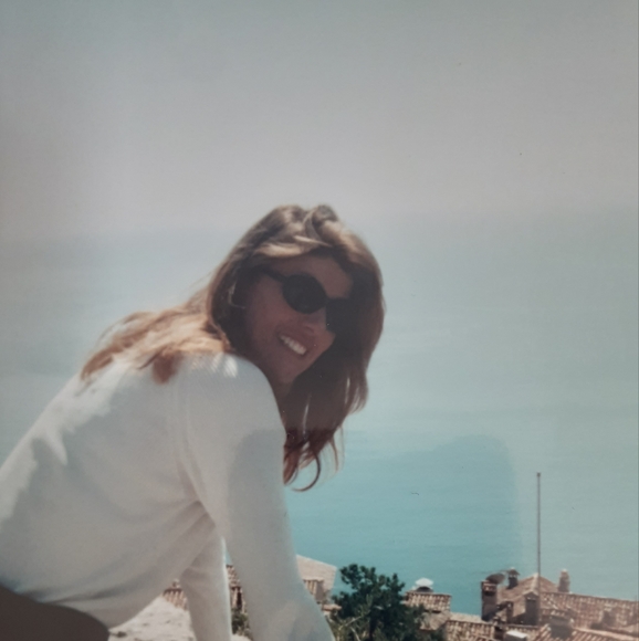 Meet your Posher, Rhiannon - Picture 2 of 3